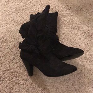 Black boot with bow